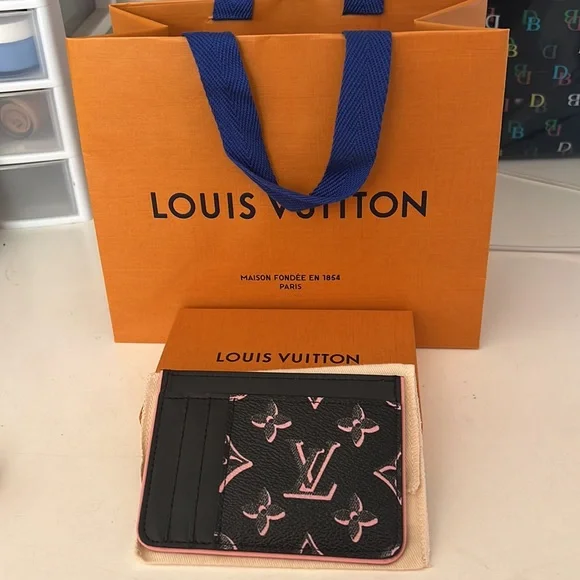 NWT LIMITED EDITION LOUIS VUITTON CARDHOLDER - Picture 2 of 3